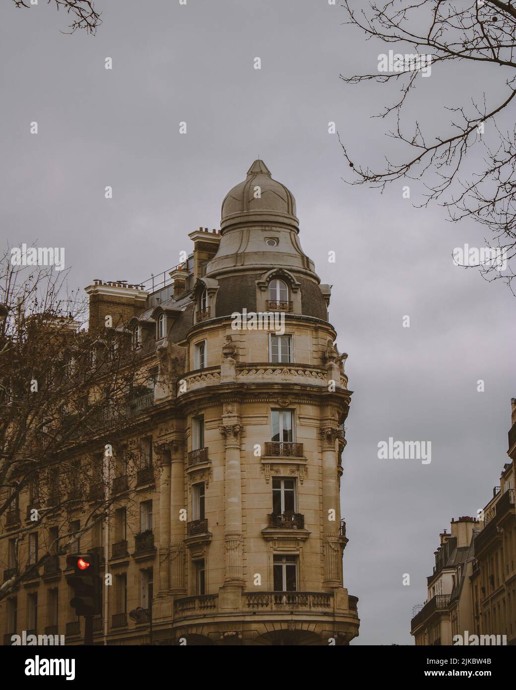 Uno scatto verticale degli esempi di architettura in stile parigino Foto Stock