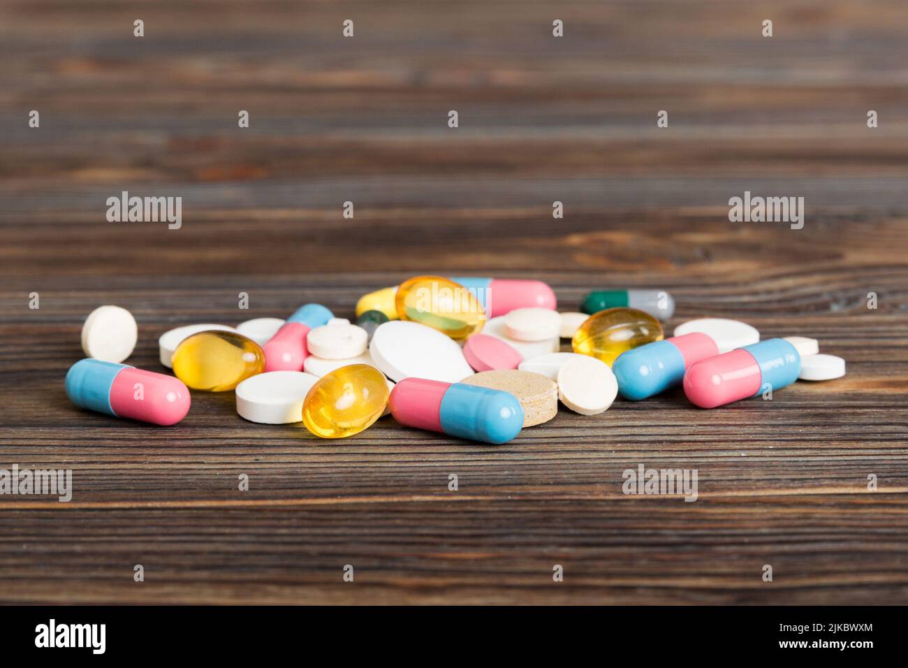 Varie Pillole, Compresse E Capsule Medicinali In Cucchiaio Fotografia - Foto 11