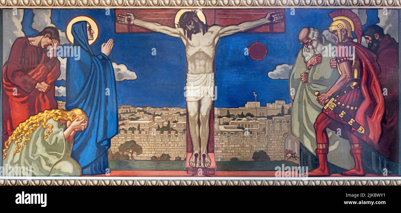 ZURIGO, SVIZZERA - 1 LUGLIO 2022: L'affresco della Crocifissione nella chiesa Pfarrkirche Liebfrauen di Fritz Kunz (1906). Foto Stock