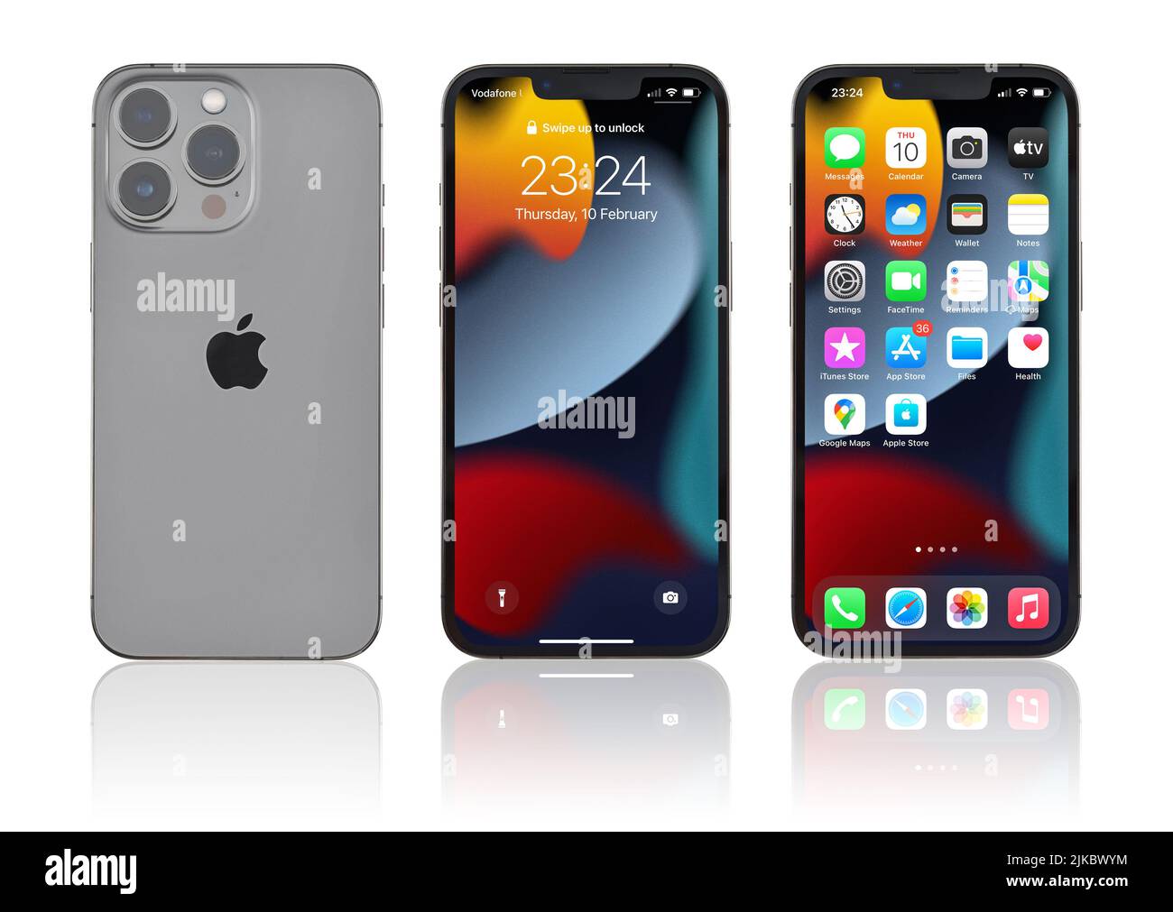 KIEV, UCRAINA - 10 FEBBRAIO 2022: Vista frontale e posteriore del nuovo Apple iPhone 13 Pro Space Grey smartphone isolato su sfondo bianco con clipping pa Foto Stock