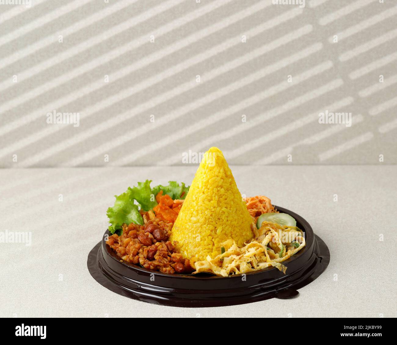 Piccolo riso giallo a forma di cono o Tumpeng Mini Nasi Kuning. Cibo festivo indonesiano per l'Indipendenza Indonesia giorno 17 Agustus Foto Stock