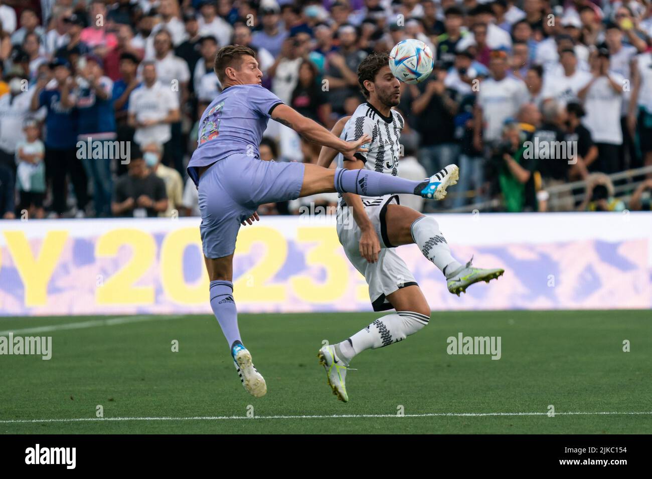 Il centrocampista Real Madrid toni Kroos (8) combatte per il possesso contro il centrocampista Juventus Manuel Locatelli (5) durante una partita di Soccer Champions Tour, sab Foto Stock