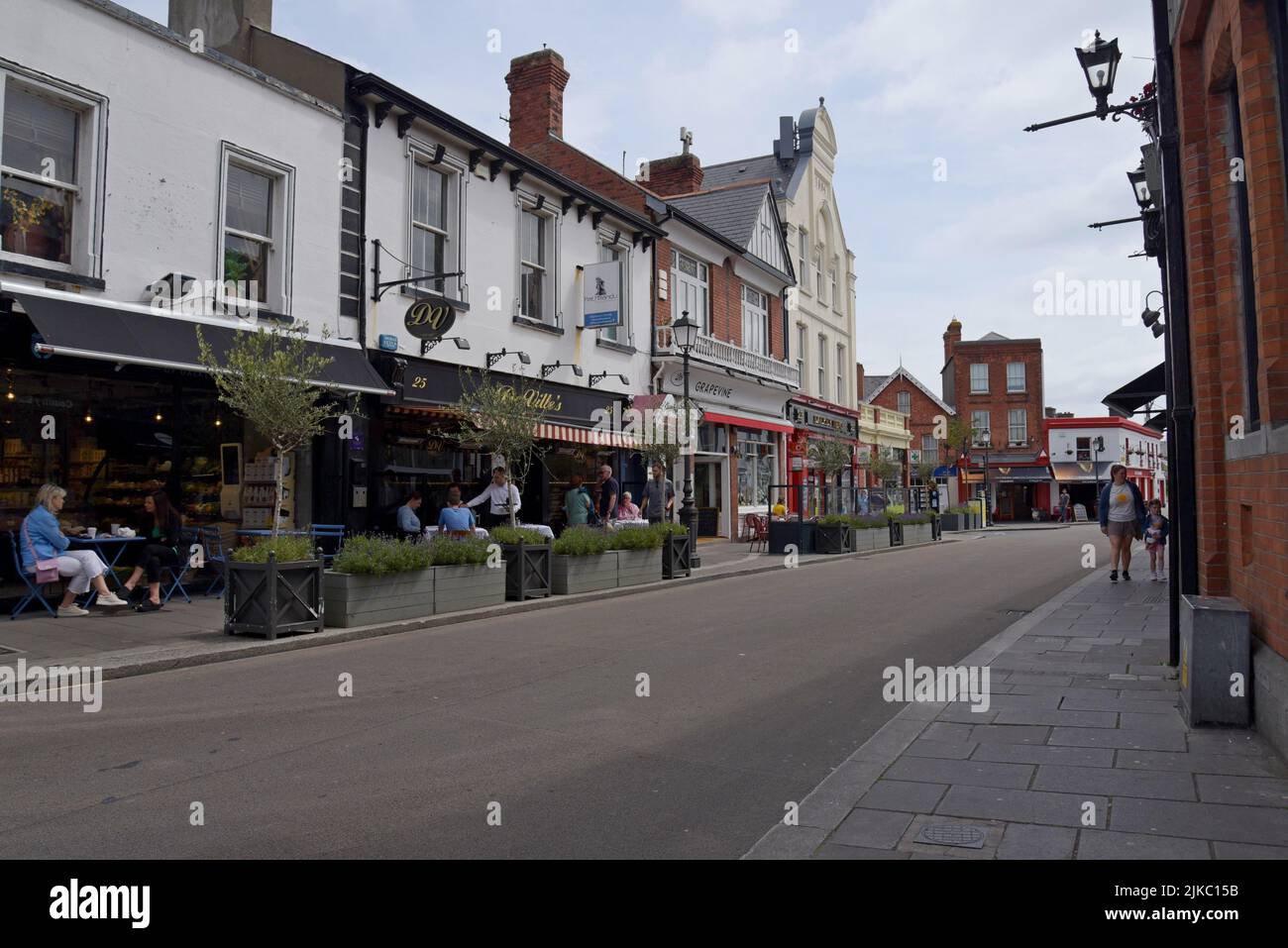 La gente che naviga, lo shopping e i ristoranti in Castle Street, la strada principale di Dalkey, Leinster, Irlanda. Luglio 2022 Foto Stock