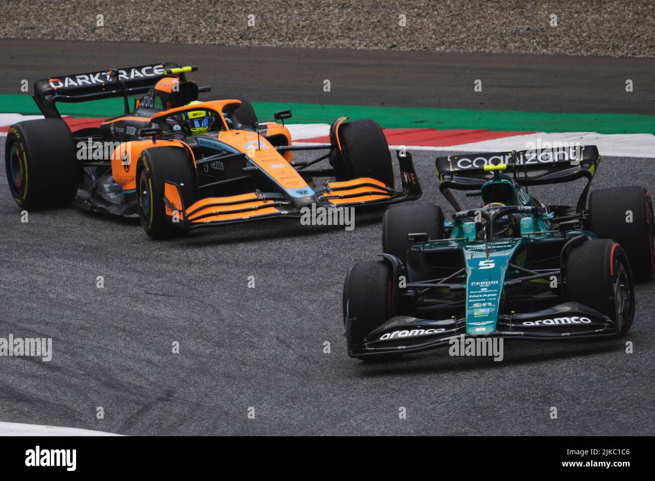 Un primo piano di F1 auto che si inseguono su una strada da corsa in Austria Foto Stock