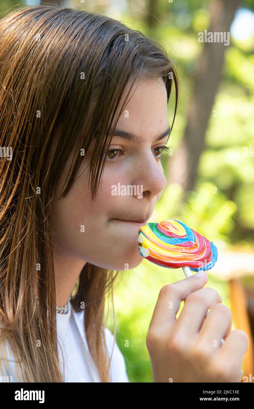 Giovane ragazza e lollypop. Foto Stock