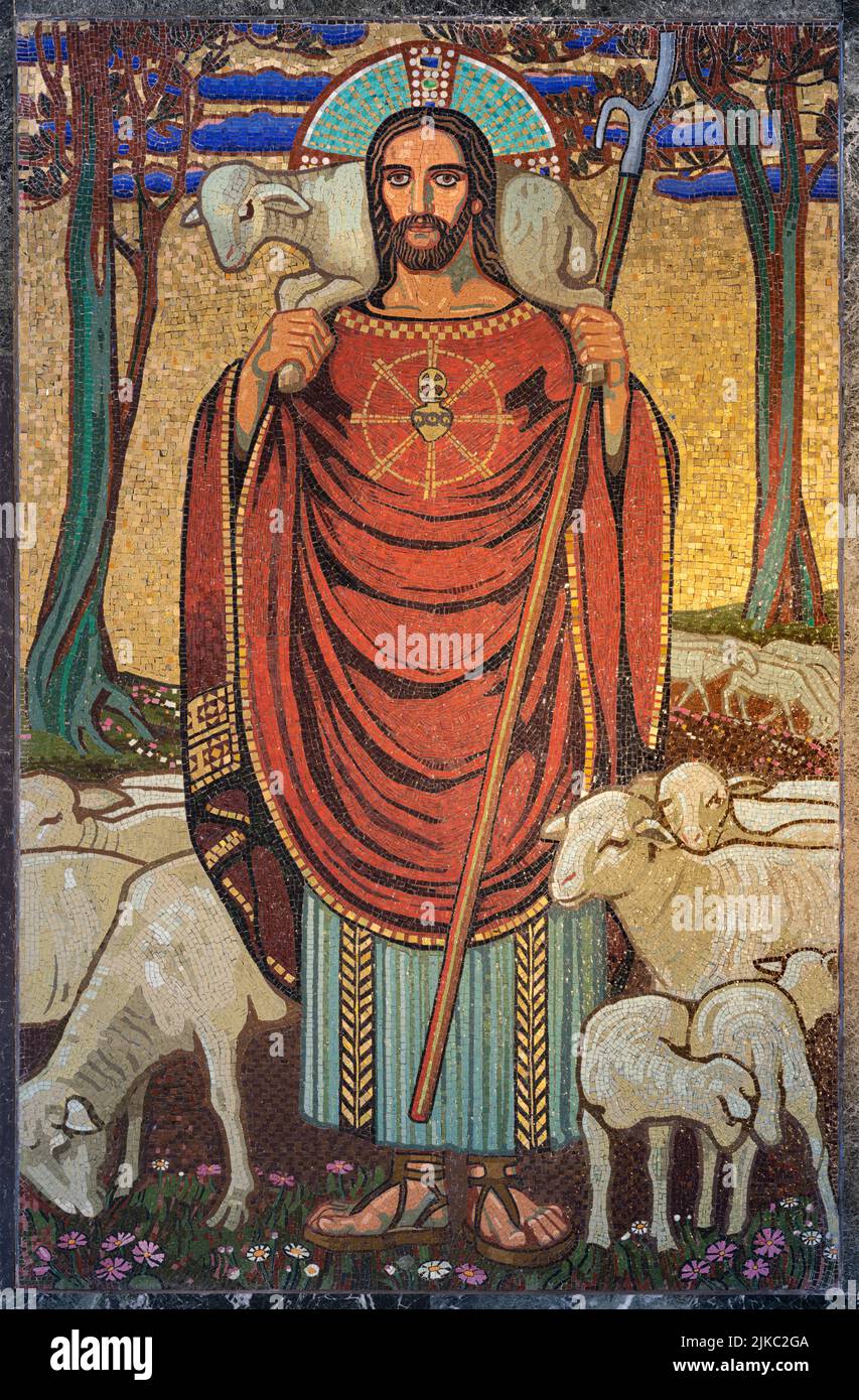 ZURIGO, SVIZZERA - 1 LUGLIO 2022: il mosaik di Gesù come buon Sheepherd nella chiesa Pfarrkirche Liebfrauen di Fritz Kunz (1906). Foto Stock
