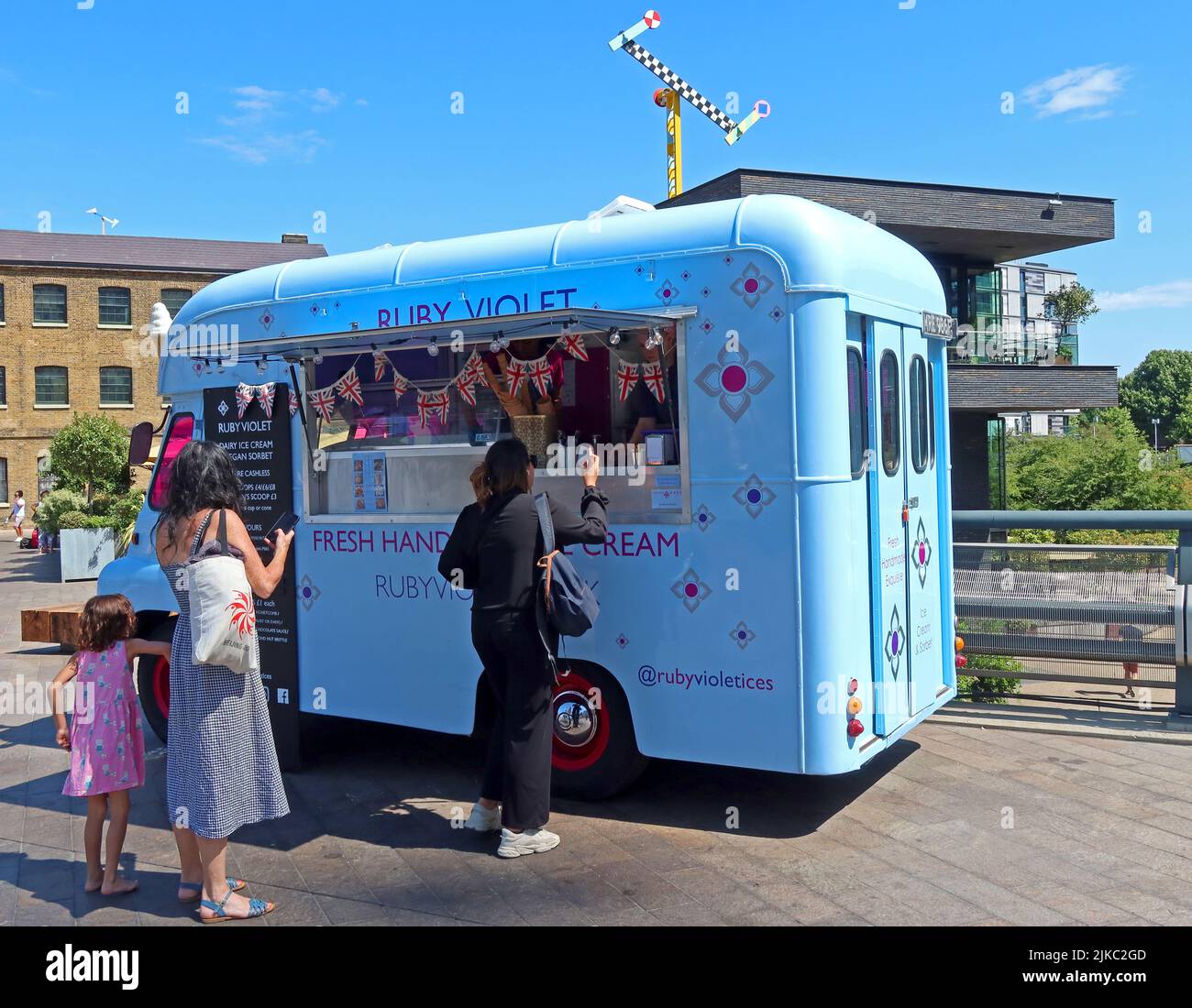 Ruby Violet, furgone gelato fatto a mano, a Coal Drops Yard, Kings Cross, Londra, Inghilterra, Regno Unito Foto Stock