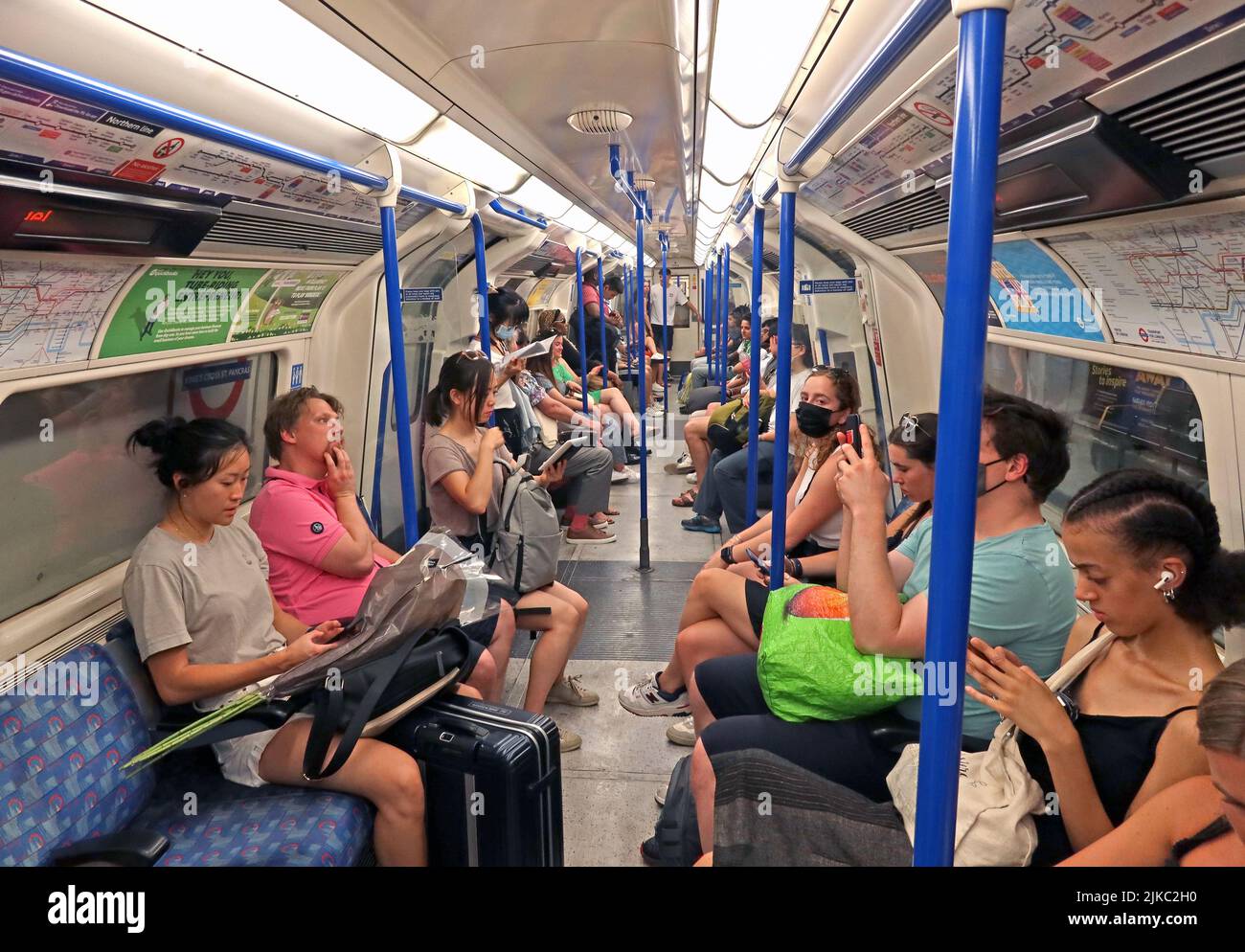 Victoria line treno carrozza della metropolitana, a Kings Cross St Pancras, Londra, andando a Brixton da Walthamstow Central Foto Stock