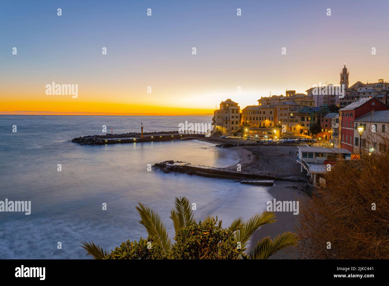 Veduta di Bogliasco, provincia di Genova, al tramonto, Italia. Foto Stock