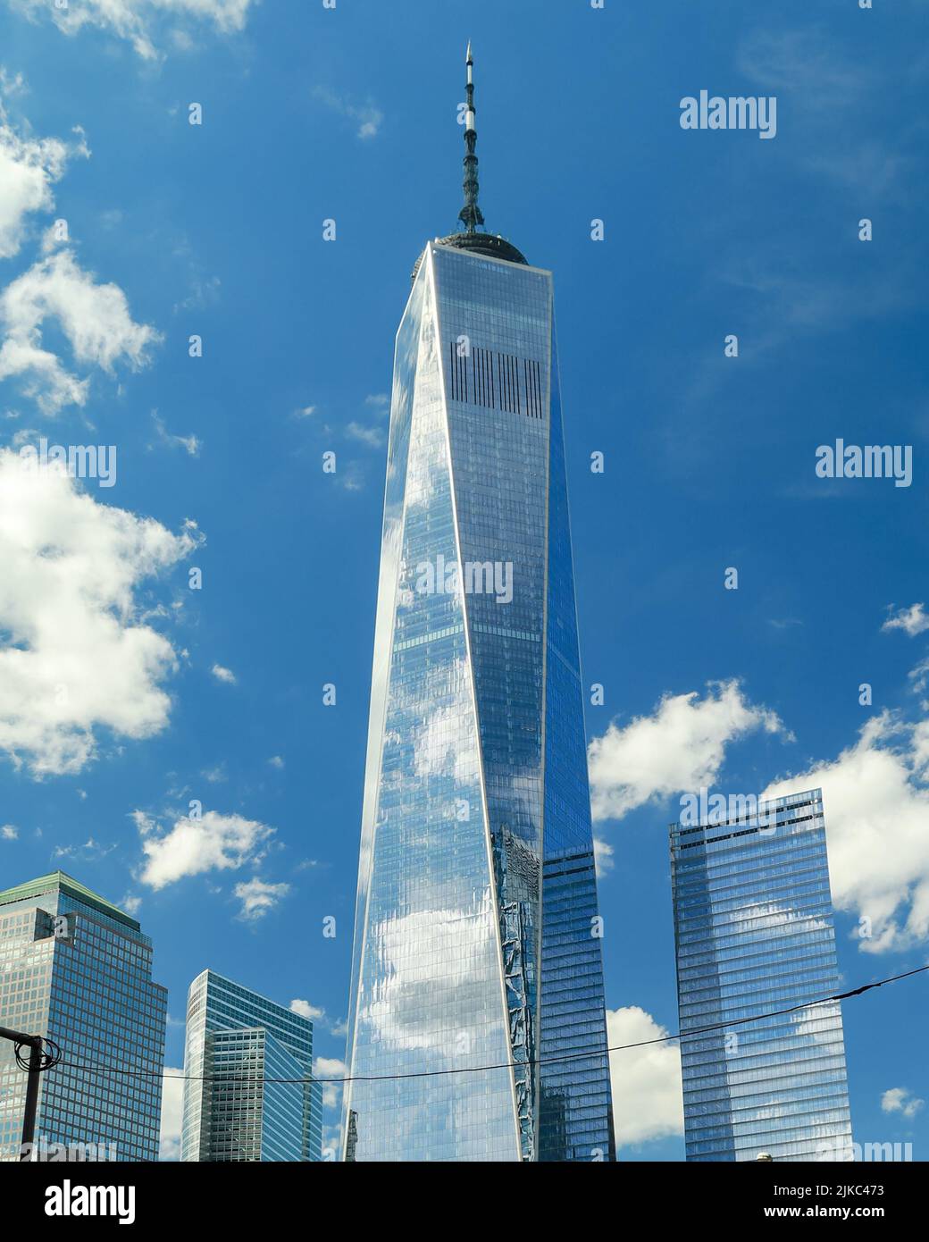Un angolo basso verticale di bel cielo blu e nuvole che si riflettono sulla World Trade Center Freedom Tower Foto Stock