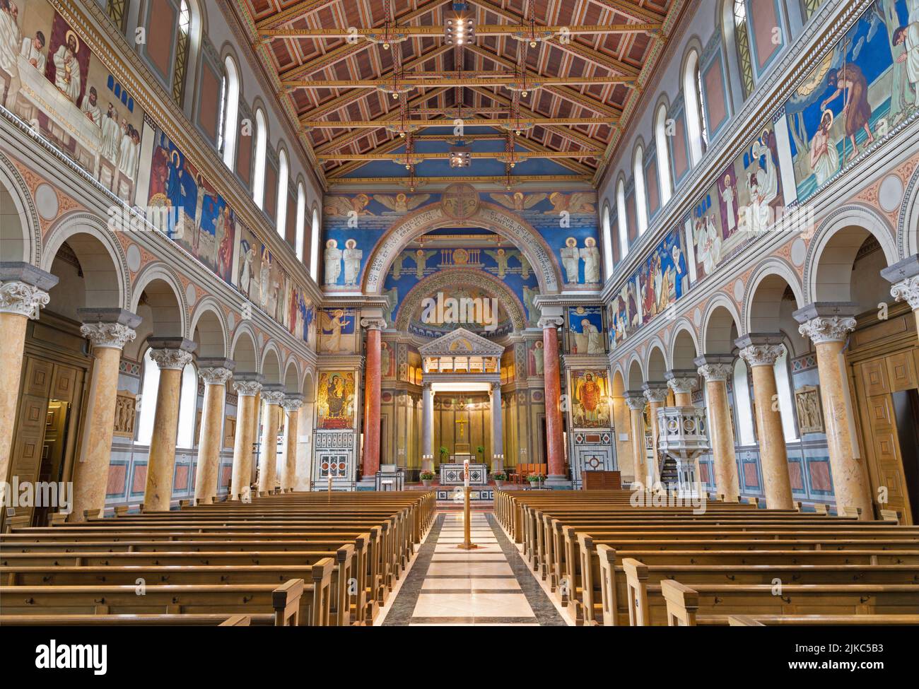 ZURIGO, SVIZZERA - 1 LUGLIO 2022: La navata della chiesa Pfarrkirche Liebfrauen. Foto Stock