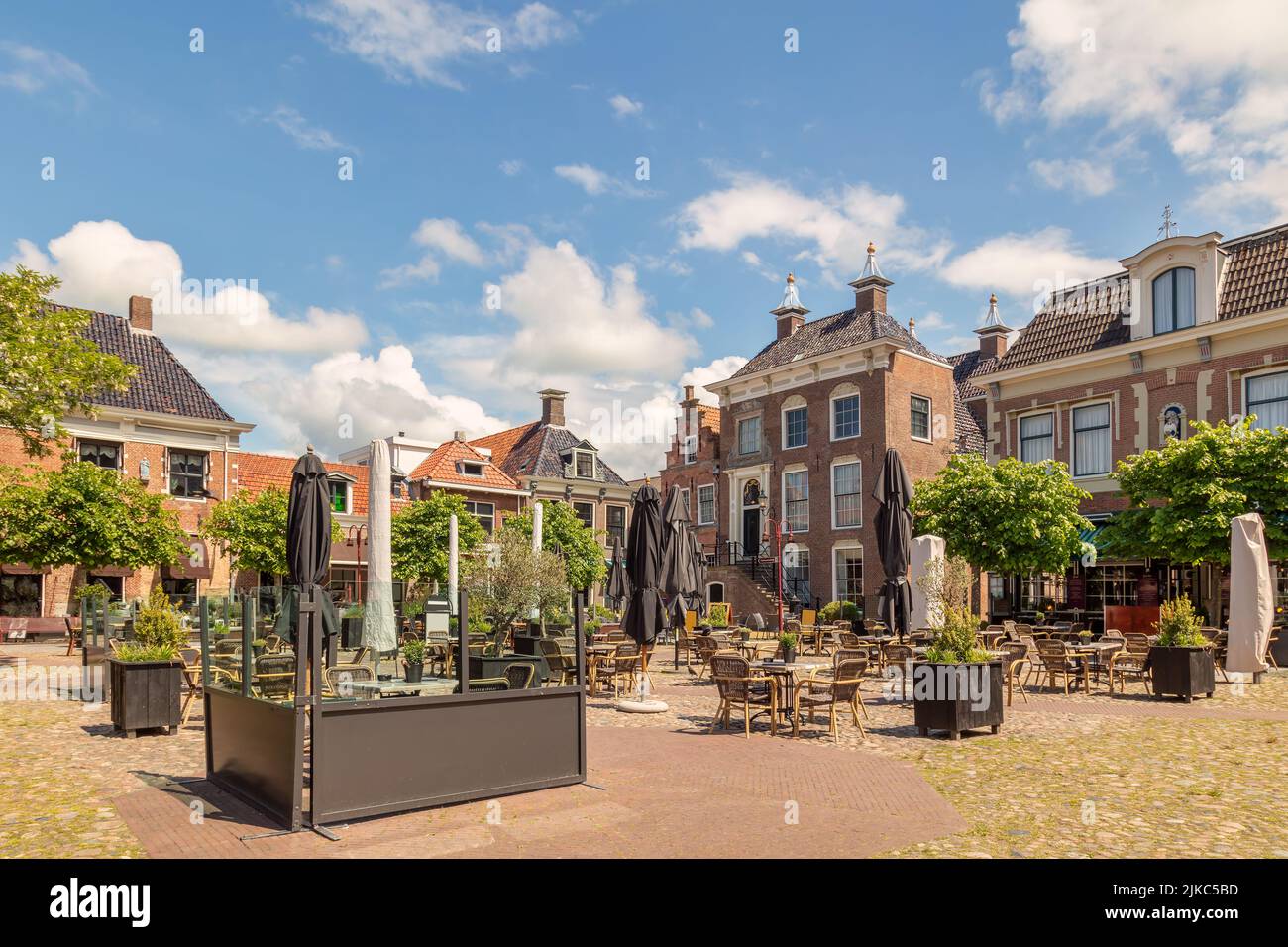 Vista estiva della piazza del centro città con pub e ristoranti a Workum, Frisia, Paesi Bassi Foto Stock