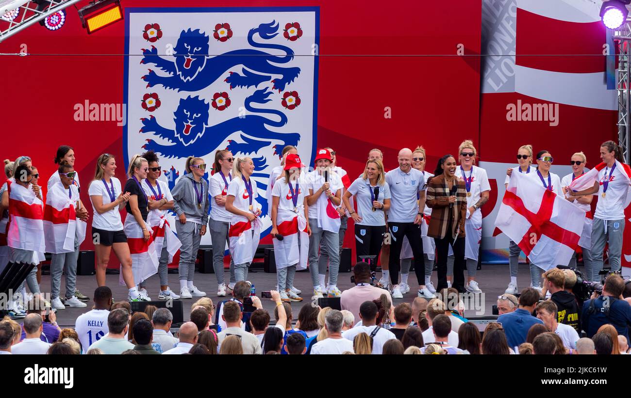 Londra, Regno Unito. 1 agosto 2022. I membri della squadra di calcio femminile inglese e il manager Sarina Wiegman festeggiano con 7.000 tifosi a Trafalgar Square dopo aver vinto la finale del Campionato europeo (Euro 2022) contro la Germania al Wembley Stadium il giorno prima. Credit: Stephen Chung / Alamy Live News Foto Stock