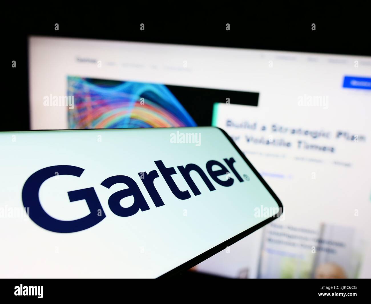 Telefono cellulare con logo della società di ricerca americana Gartner Inc. Sullo schermo di fronte al sito web aziendale. Concentrarsi sul centro del display del telefono. Foto Stock