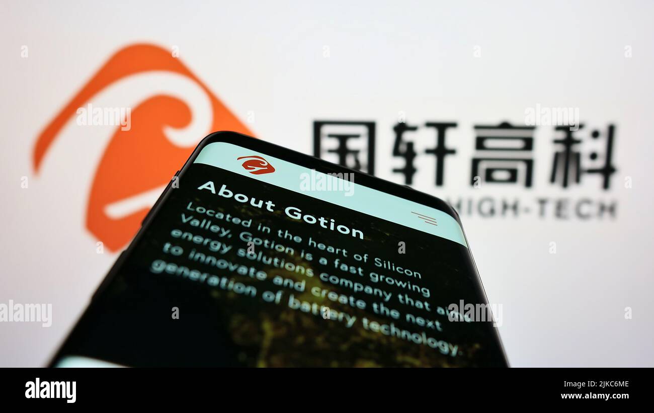 Telefono cellulare con sito web della società cinese di batterie Gotion High-Tech sullo schermo di fronte al logo business. Mettere a fuoco sulla parte superiore sinistra del display del telefono. Foto Stock