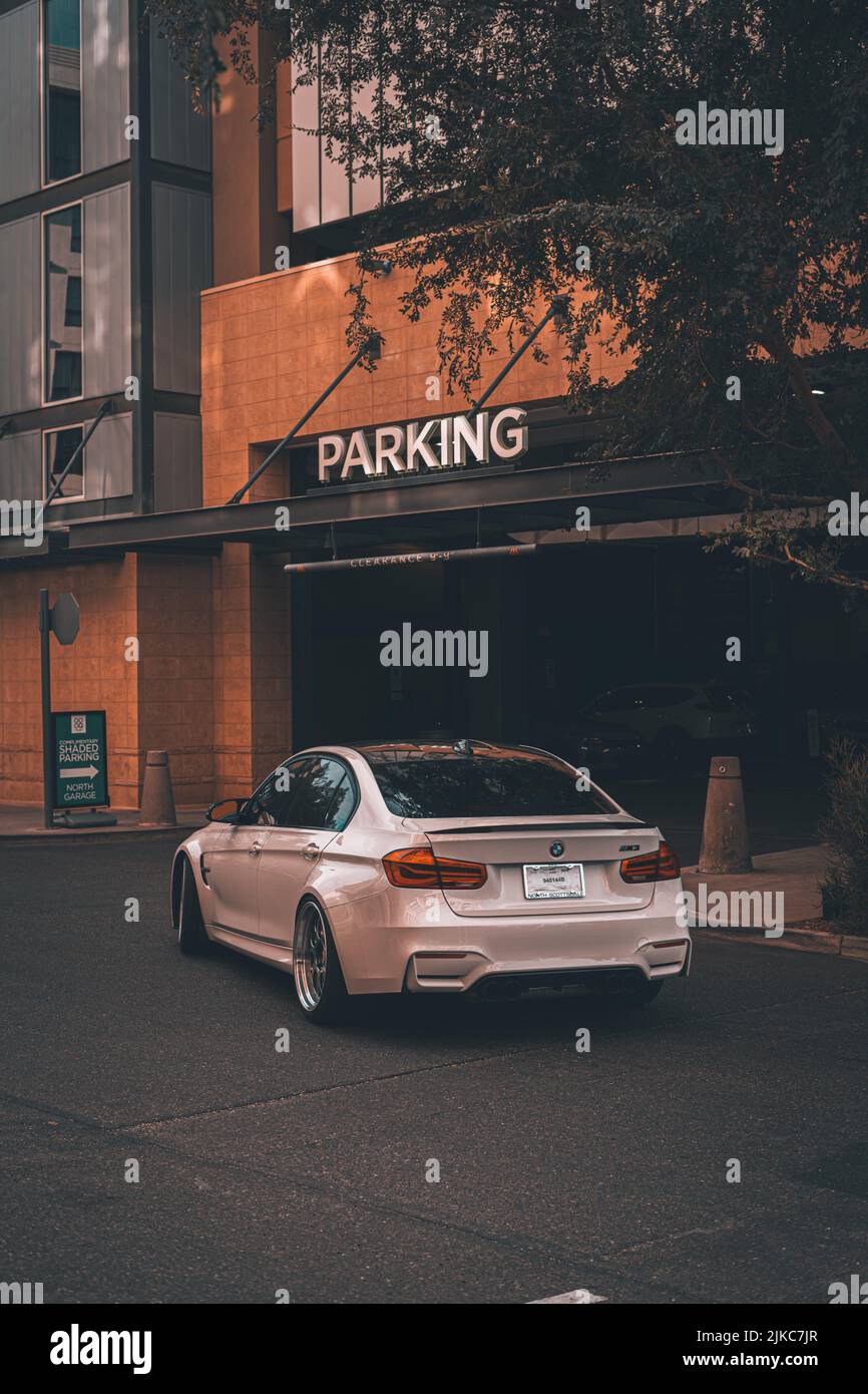 Uno scatto verticale di una BMW bianca che guida in un garage di parcheggio Foto Stock