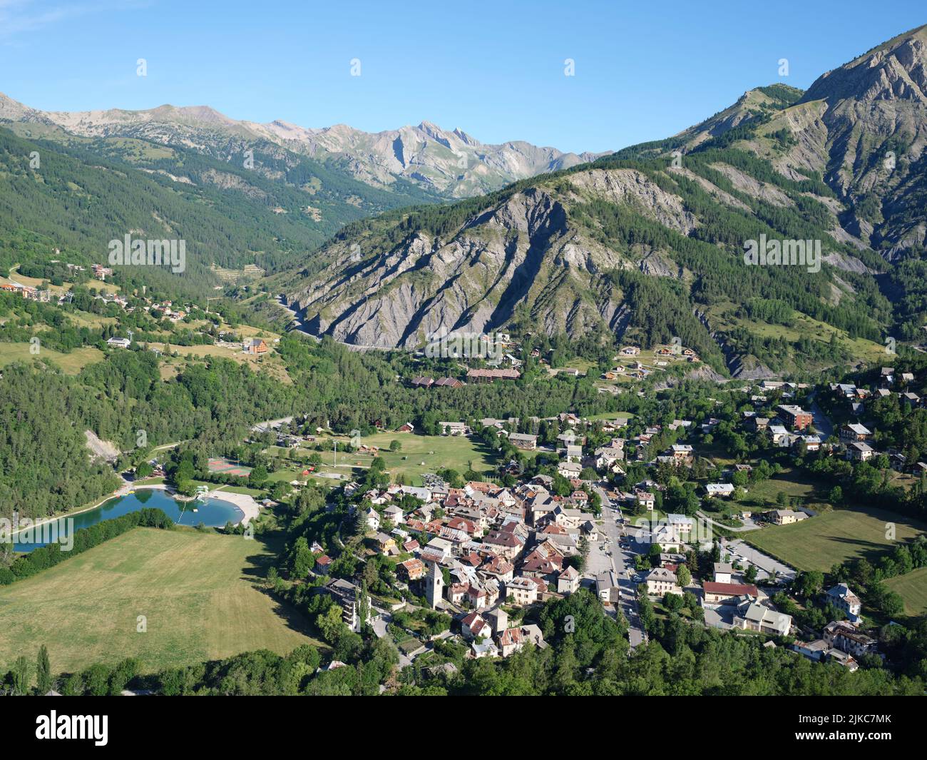 VISTA AEREA. Villaggio di Allos nella Valle del Verdon superiore. Provence-Alpes-Côte d'Azur, Francia. Foto Stock