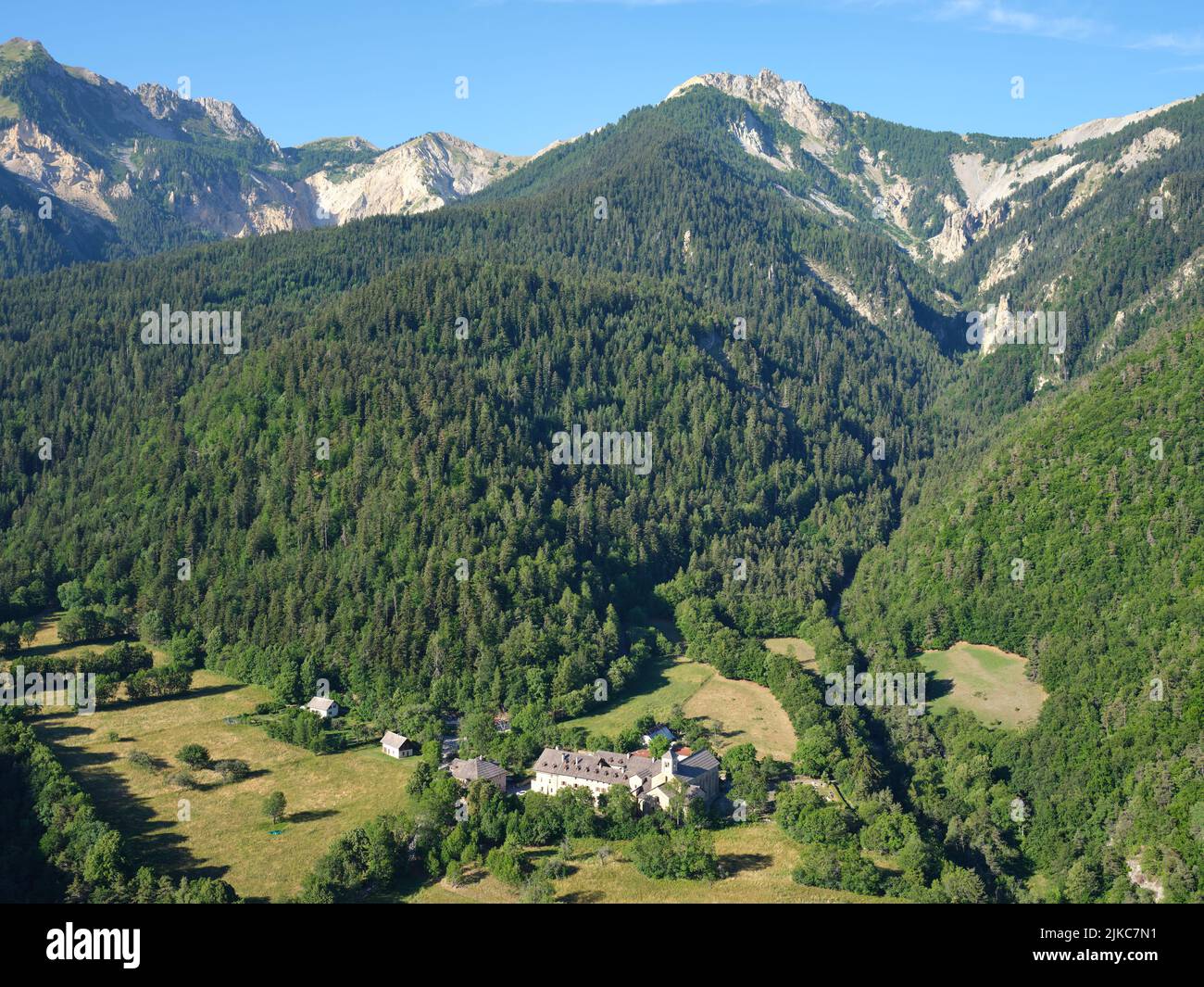 VISTA AEREA. Abbazia di Boscodon. Crots, Côte Alpi, Provenza-Alpi-Costa Azzurra, Francia. Foto Stock