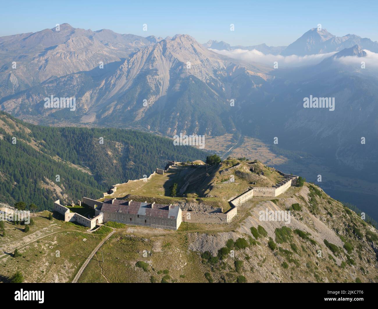 VISTA AEREA. Fort de l'Olive (altitudine: 2239 metri) si affaccia sulla valle Clarée. Névache, Côte Alpi, Provenza-Alpi-Costa Azzurra, Francia. Foto Stock