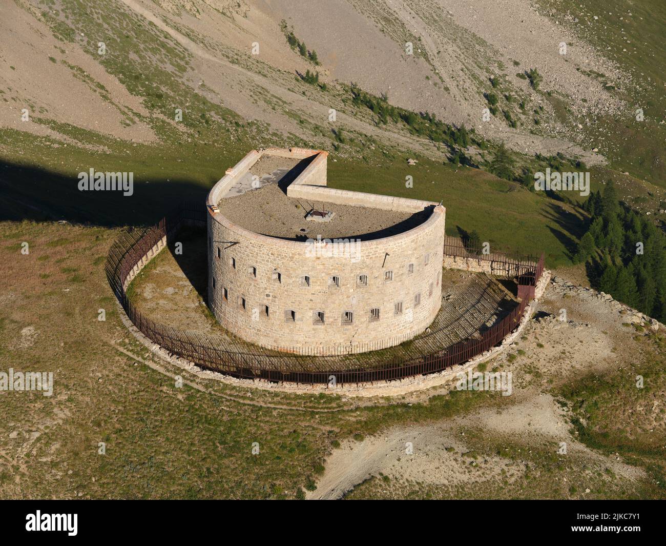 VISTA AEREA. Forte di Lenlon (altitudine: 2508 metri). Névache, Côte Alpi, Provenza-Alpi-Costa Azzurra, Francia. Foto Stock