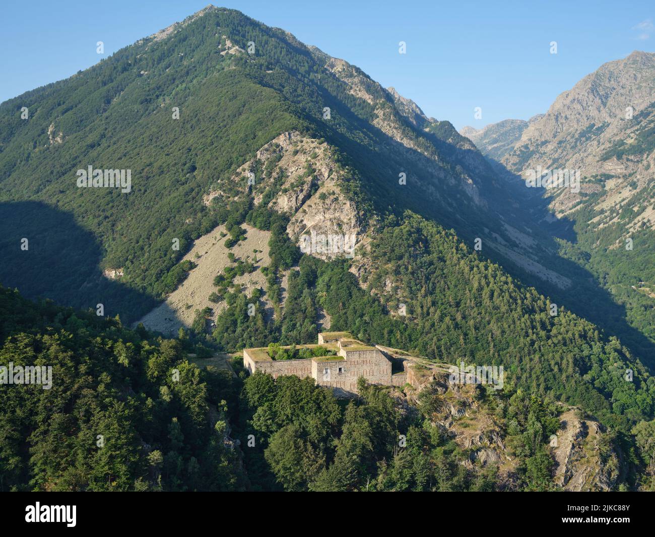 VISTA AEREA. Serziera Battery arroccato sopra la Valle della Stura di demonte. Vinadio, Provincia di Cuneo, Piemonte, Italia. Foto Stock