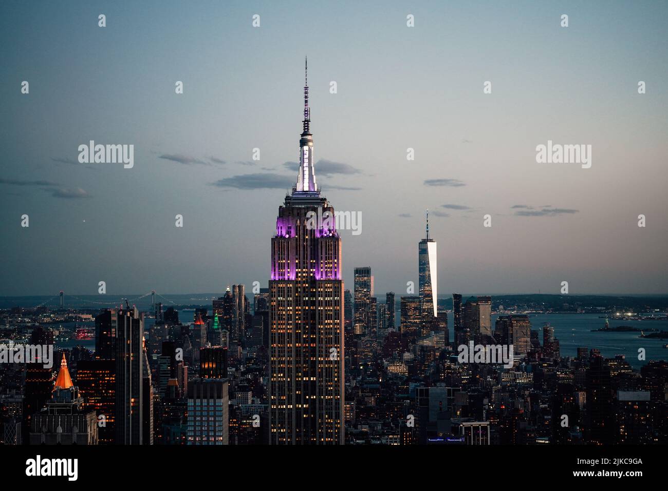 Un paesaggio urbano del famoso Empire state Building a New York City, NY al tramonto Foto Stock