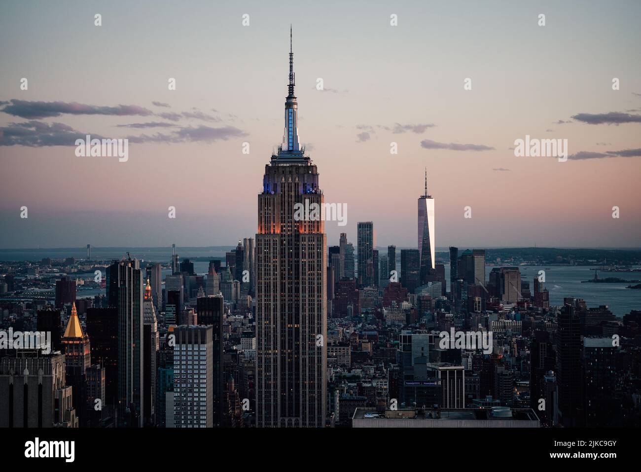 Un paesaggio urbano dell'Empire state Building, famoso in tutto il mondo, a New York City, NY al tramonto Foto Stock
