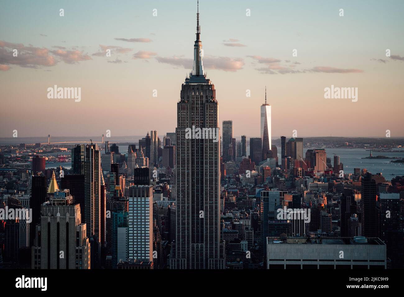 Un paesaggio urbano del famoso Empire state Building a New York City, NY, al tramonto Foto Stock