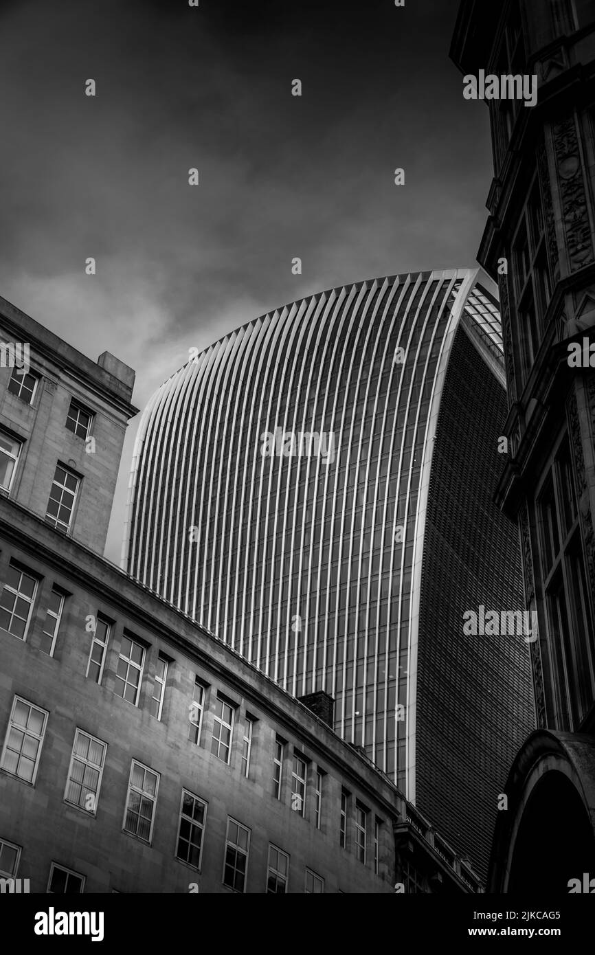 Una foto verticale di un moderno edificio a Glasgow, Scozia, in una giornata nuvolosa in scala di grigi Foto Stock