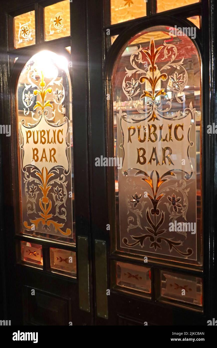 The Red Lion Mayfair, Public Bar doors and Public Bar, 2 Duke of York St, St James's, Londra, Inghilterra, Regno Unito, SW1Y 6JP Foto Stock
