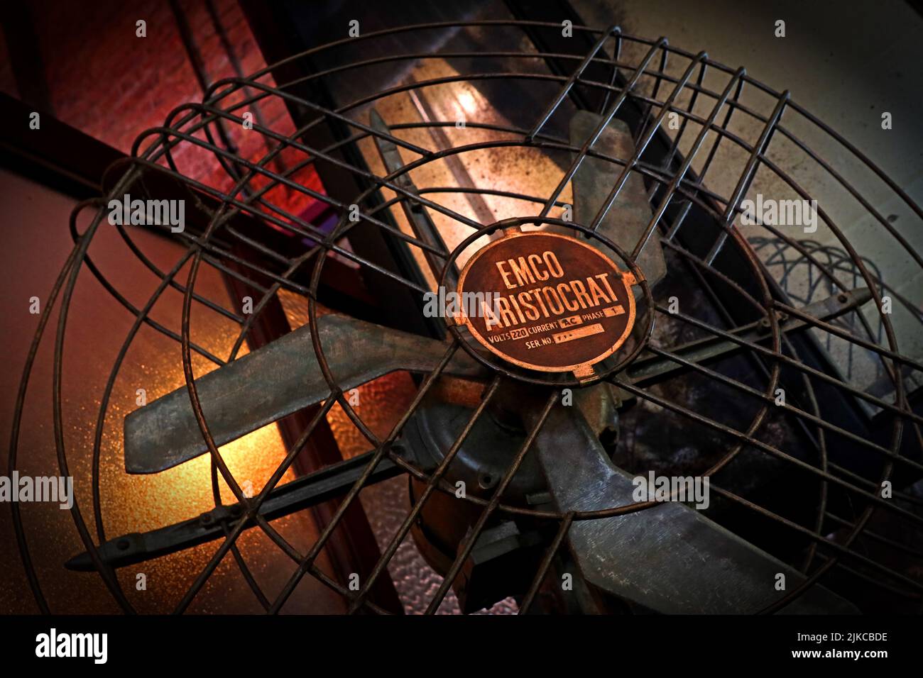 Ventola e lampadina al ristorante indiano Dishoom Experience, Kings Cross Coal Drops yard, Stable St, Londra, Inghilterra, Regno Unito, N1C 4DQ Foto Stock