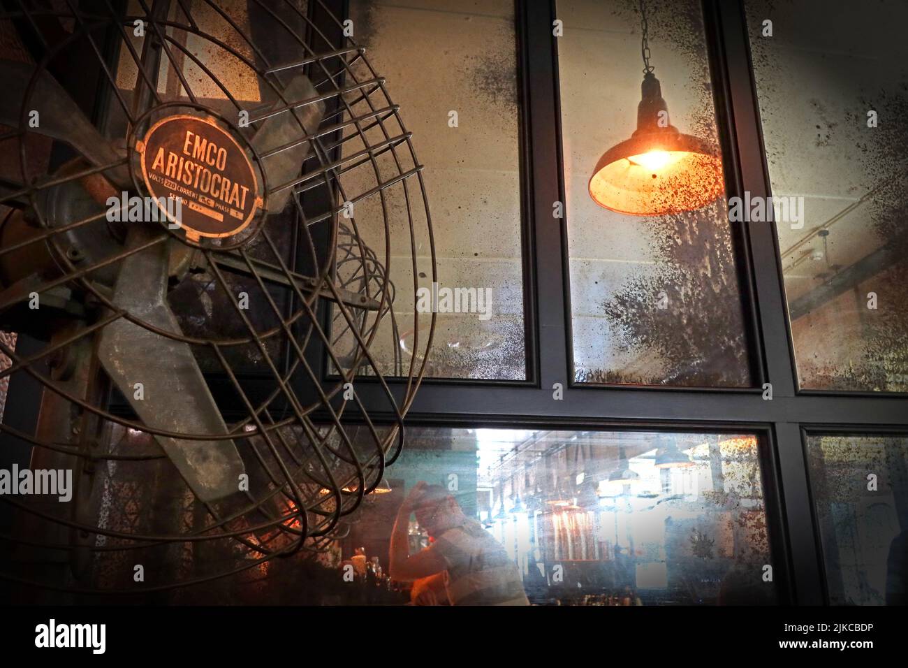 Ventola e lampadina al ristorante indiano Dishoom Experience, Kings Cross Coal Drops yard, Stable St, Londra, Inghilterra, Regno Unito, N1C 4DQ Foto Stock