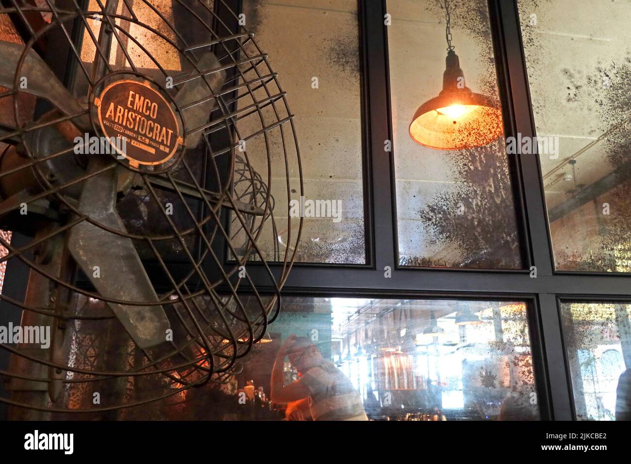 Ventola e lampadina al ristorante indiano Dishoom Experience, Kings Cross Coal Drops yard, Stable St, Londra, Inghilterra, Regno Unito, N1C 4DQ Foto Stock