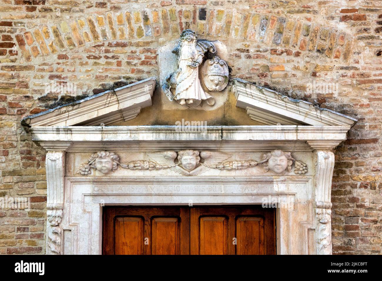 Primo piano di una delle Collegiate di San Giovanni Evangelista, Penne, Italia Foto Stock