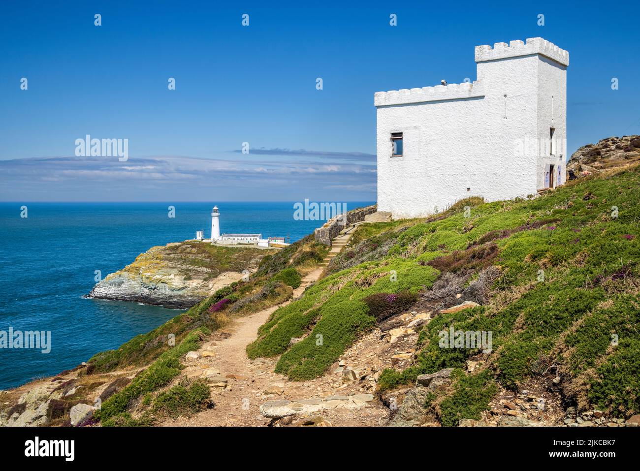 South Stack Lighthouse e Elin’s Tower sul Wales Coast Path, Holy Island, Anglesey, Galles del Nord Foto Stock