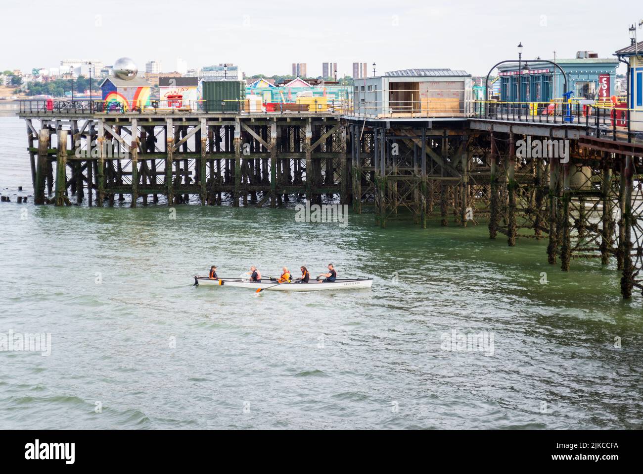 Lower Thames Rowing Club barca a fila di nome Dauntless, che è stata fatta prendere sul Thames Estuary passando sotto Southend Pier. Club con base a Leigh on Sea Foto Stock