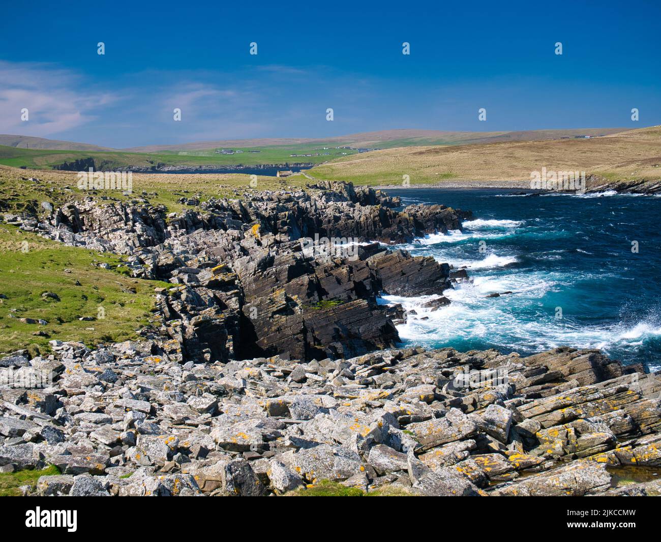 Rocce costiere stratificate a East Ham sull'isola di Mousa, Shetland, Regno Unito. Formazione di Bressay flagstone. Arenaria e rocce argillacee, intrecciate. Foto Stock