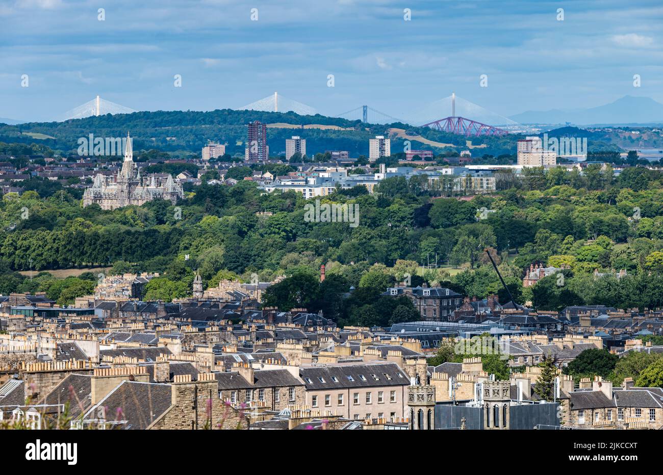 Vista da Calton Hill sullo skyline della città con Forth Bridges in lontananza, Edimburgo, Scozia, Regno Unito Foto Stock