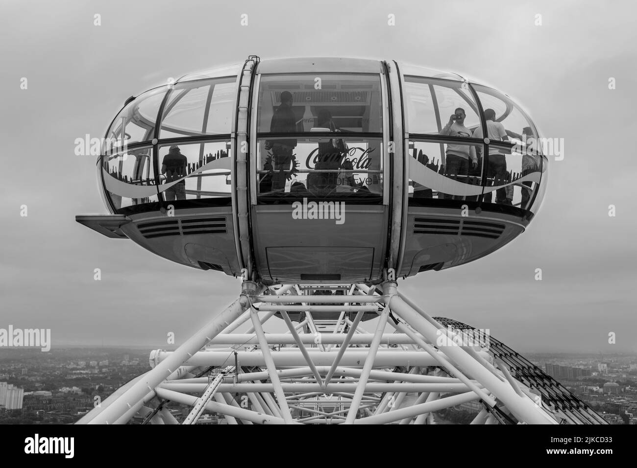 Una vista del London Eye pod che si affaccia sul paese nel Regno Unito in scala di grigi Foto Stock
