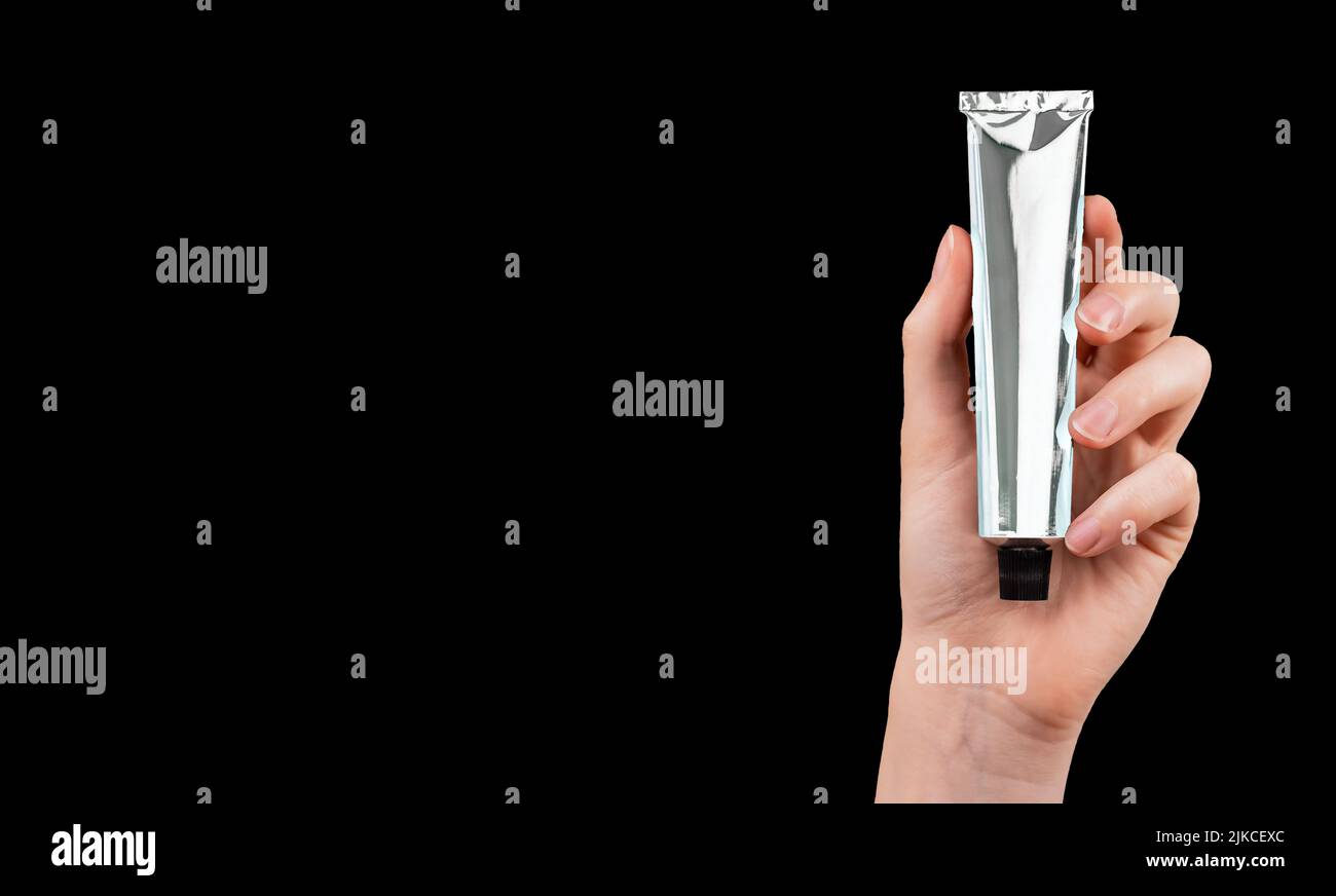 Striscione con mockup manuale del tubo di unguento. Crema, contenitore gel. Prodotto per la cura della pelle o irritazioni, trattamento delle infezioni. Concetto di benessere e bellezza. Posiziona per testo. Foto di alta qualità Foto Stock