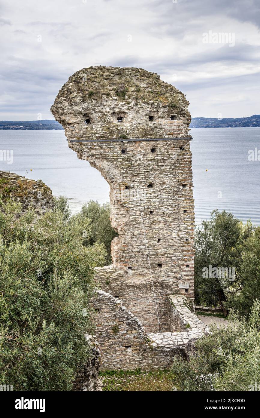 Le Grotte di Catullo, sito archeologico di un'antica villa romana alla punta di Sirmione sul Lago di Garda Foto Stock