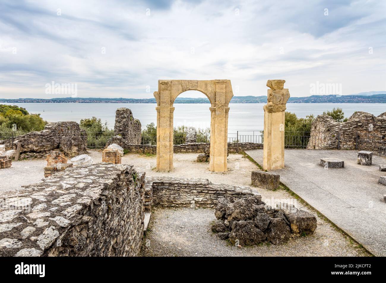 Le Grotte di Catullo, sito archeologico di un'antica villa romana alla punta di Sirmione sul Lago di Garda Foto Stock