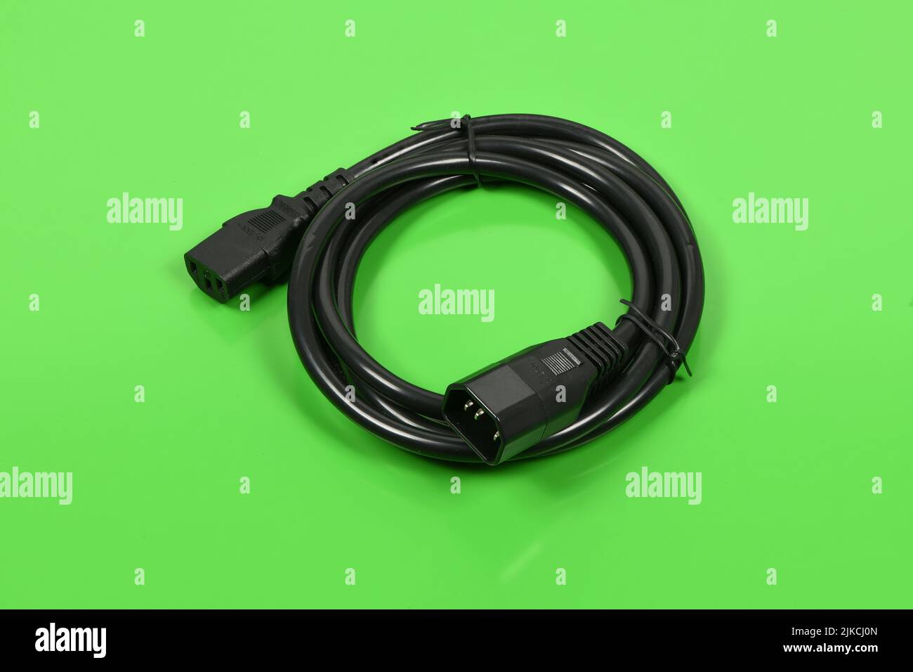 Filo nero C13 femmina e connettore maschio C14 maschio, isolato in verde. Foto ad alta risoluzione. Profondità di campo completa. Foto Stock