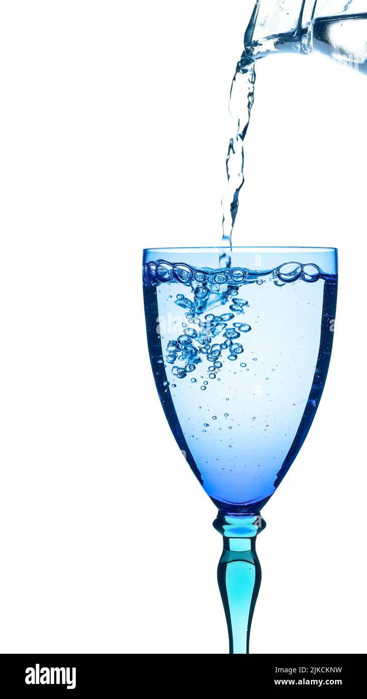Versare acqua in vetro blu e turchese, isolato su sfondo bianco. Rinfresco nel calore. Niente ghiaccio. Foto Stock