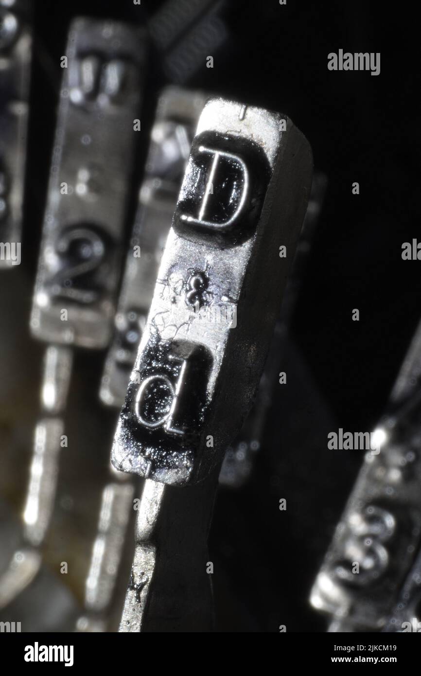Lettera D in un dattilografo di una vecchia macchina da scrivere manuale Foto Stock