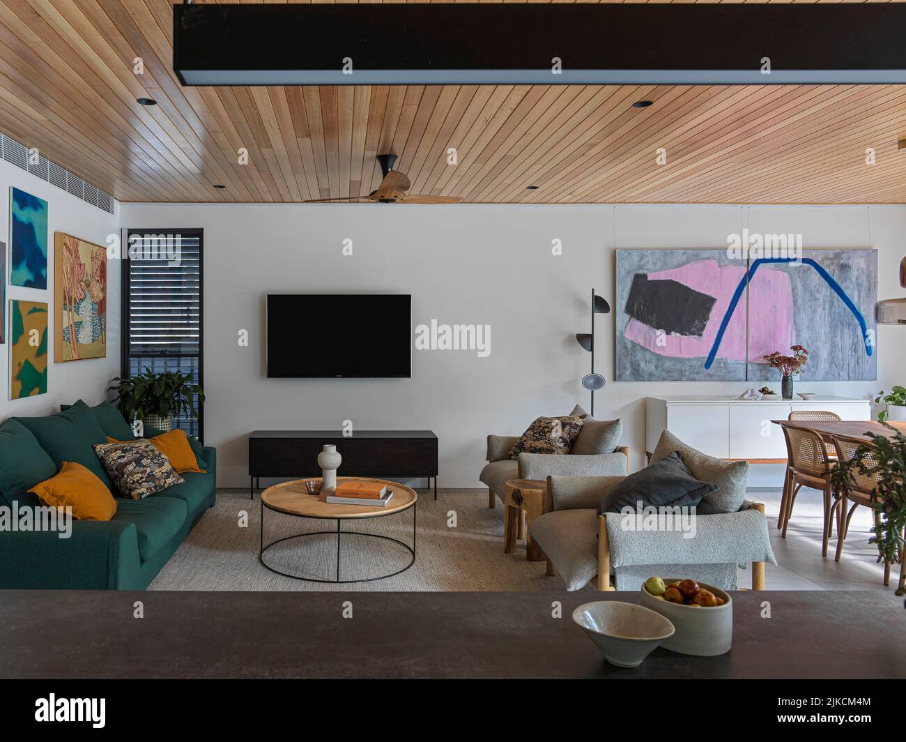 Area soggiorno principale con nuova aggiunta. Lilyfield House, Lilyfield, Australia. Architetto: TW Architects, 2022. Foto Stock