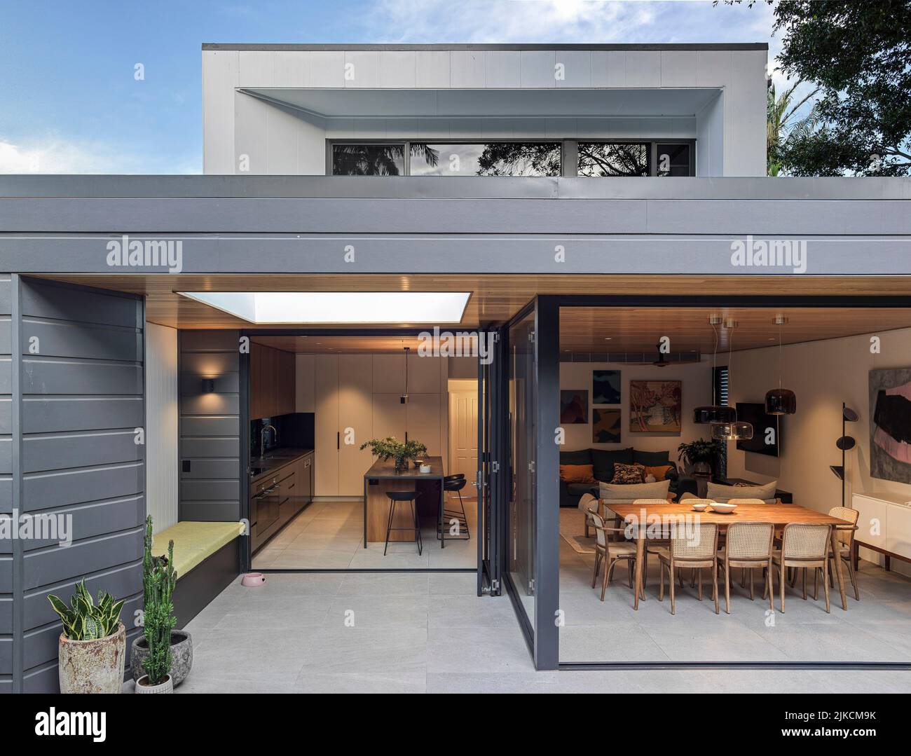 L'elevazione posteriore evidenzia le nuove aggiunte. Lilyfield House, Lilyfield, Australia. Architetto: TW Architects, 2022. Foto Stock