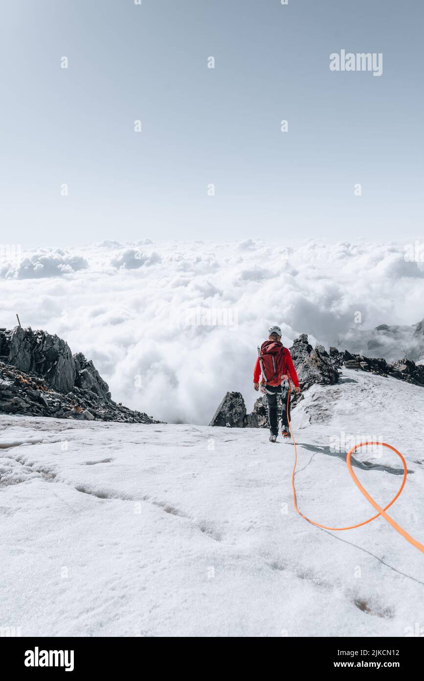 Alpinista femminile che scende con corda sul ghiacciaio Foto Stock