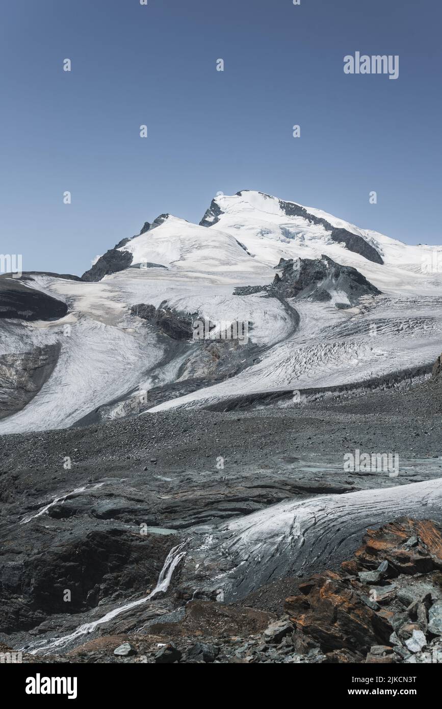 Colpo verticale della cima dello Strahlhorn nelle Alpi svizzere Foto Stock