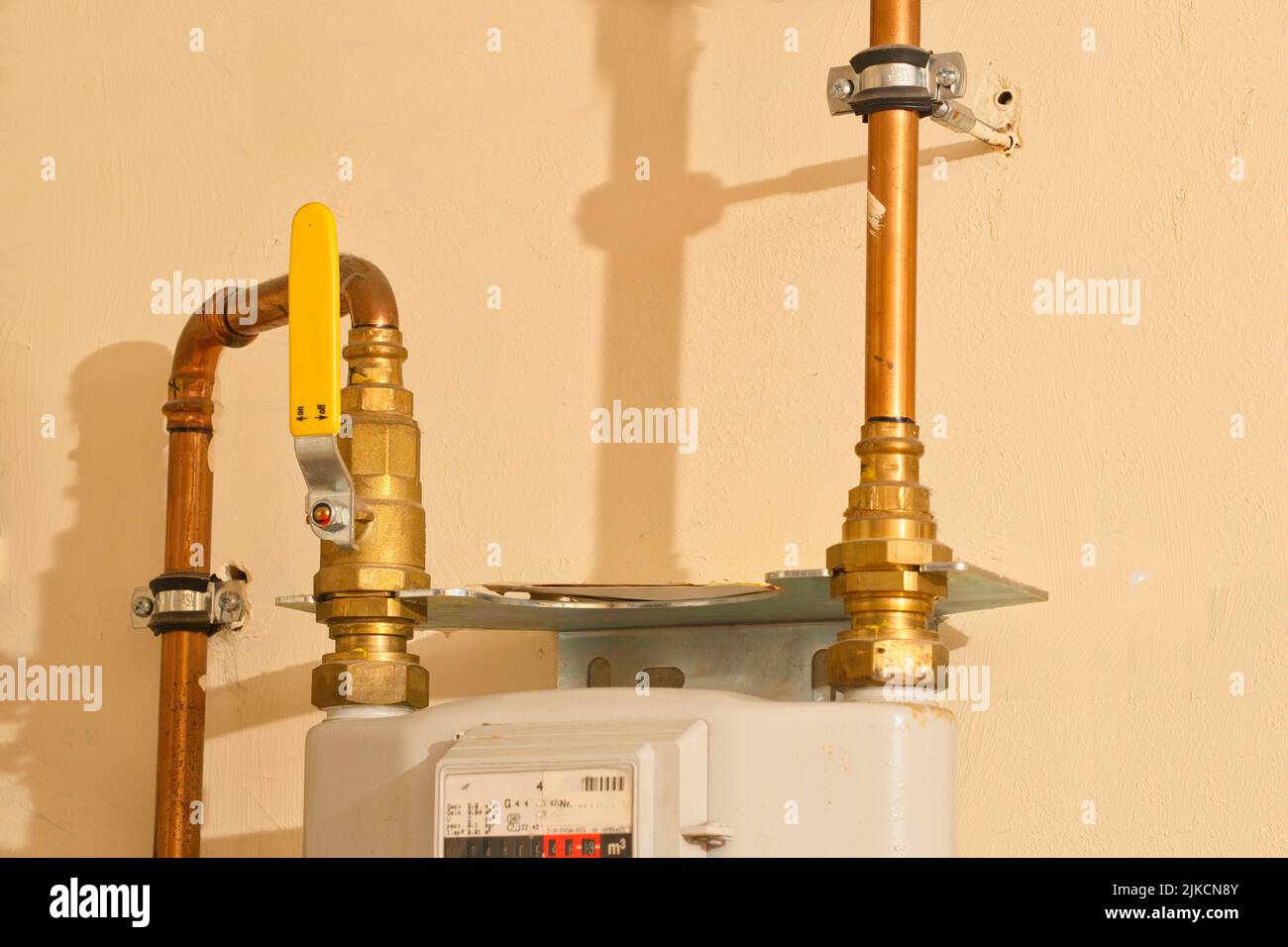 Vista di una tubazione del gas domestico, leva aperta, può fluire il gas Foto Stock